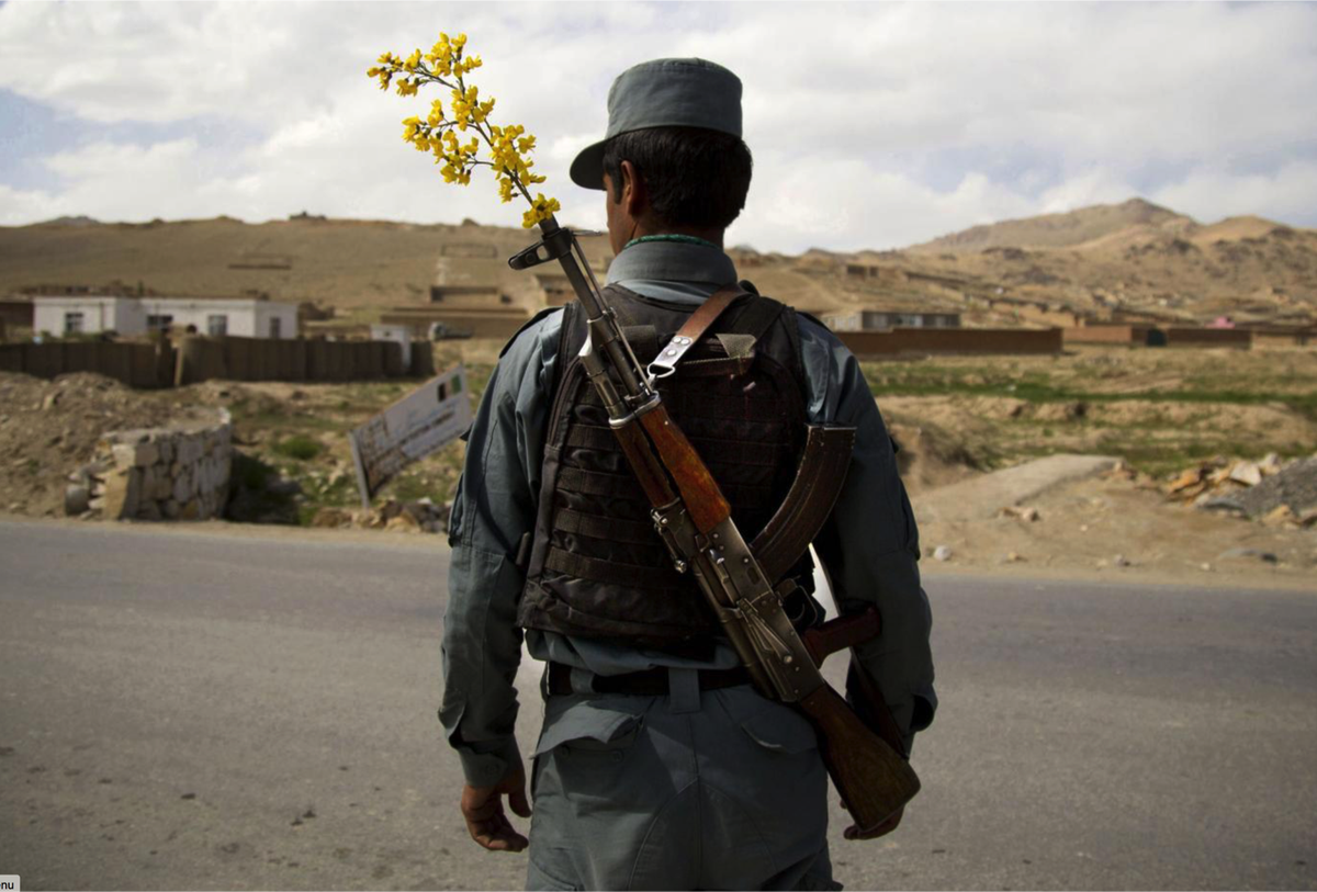 bosconew's tweet photo. emotional Intelligence. Afghan Police Officer manning a checkpoint (Anja Niedringhaus Photo) https://t.co/YqKu4fpvWh