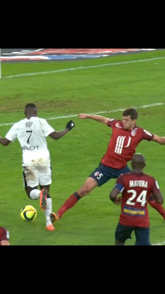 ereiscarona's tweet photo. Bon apparemment Civelli a parfaitement le pied sur le ballon si on en croit cette image  #LOSCSRFC https://t.co/qNL9FWxYrw