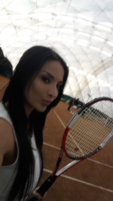 1 pic. Let's play Tennis @dorcel #Budapest https://t.co/BdFu6TaJa9