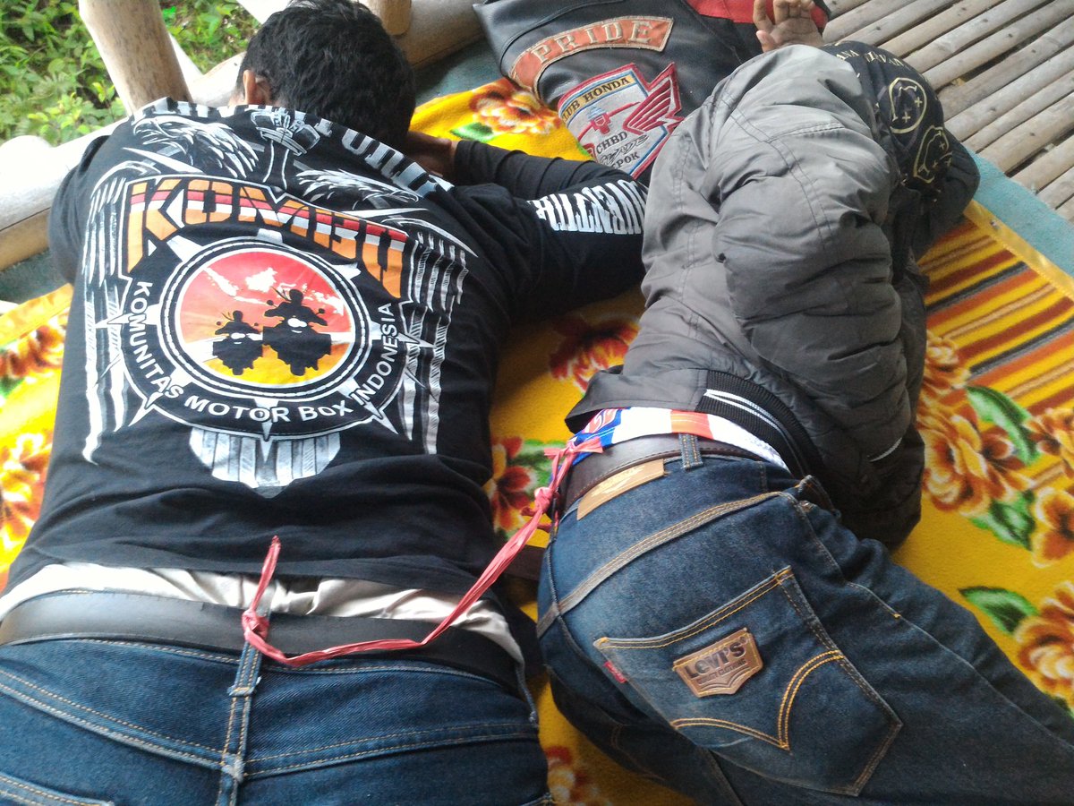 Saking ga mau jauh sama ade nya sampe tidur aja di iket 😁 inilwh sebagian keisengan kita ke sesama member .