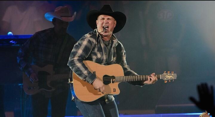 GarthFANatics's tweet photo. HAPPY BIRTHDAY @garthbrooks! https://t.co/Io4x9l1dND