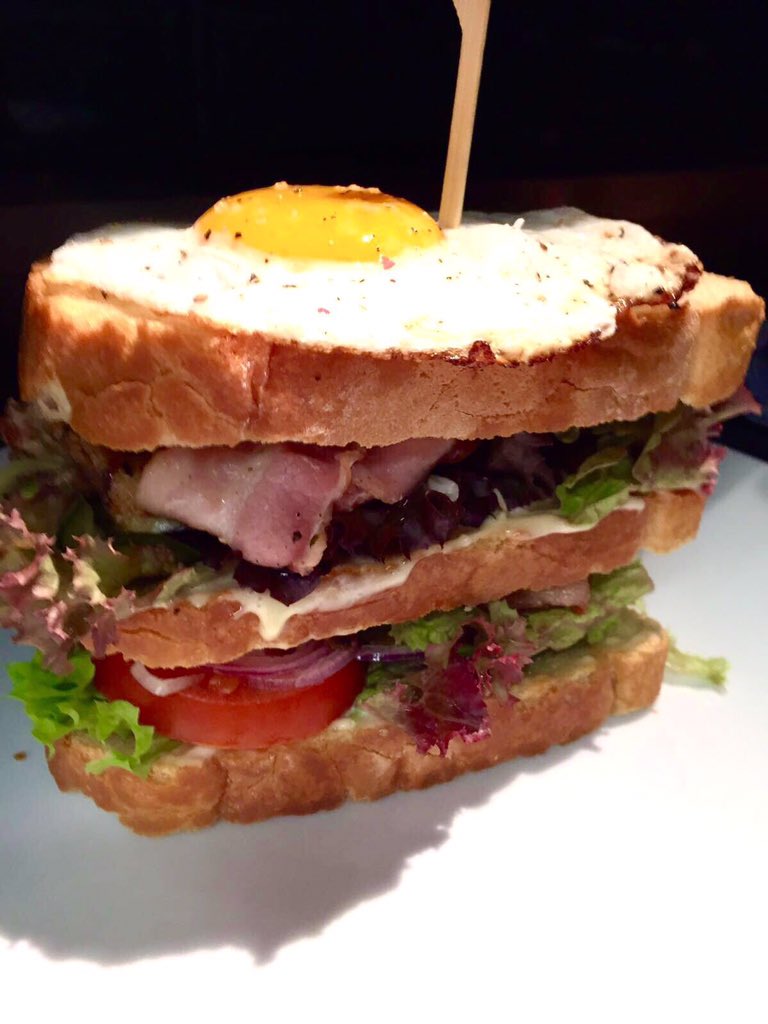 destadsburger's tweet photo. Onze #clubsandwich met gegrilde kip, buikspek en een gebakken ei. #lunch #deStadsburger #Heerhugowaard #middenwaard https://t.co/RhlWTYcVZ5