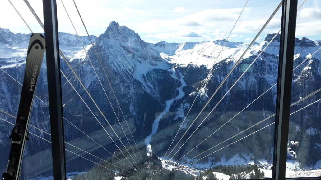 neilsonitaly's tweet photo. #Lift station with a view" spankingnew #cablecar #ColdeiRossi #dolomites #valdifassa linking #Belvedere to #Ciampac. https://t.co/mAI1X9lvp9