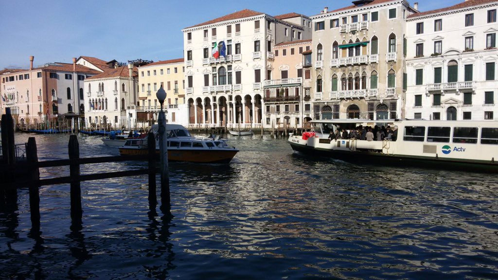 insteply's tweet image. carneval in #Venice #venicecarnival #sunshine
