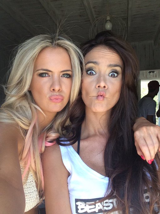 Listas para la previa del #CarnavaldeGualeguaychú con @evacarrozzo @Schneiderarg https://t.co/WtZy4a