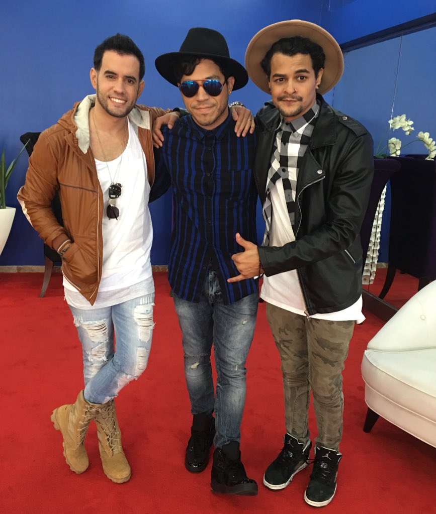 AURAmusicRD's tweet photo. Casi al aire #AURAenDivertido @divertidojochy @TelemicroHD https://t.co/OKXn7Rwtm2