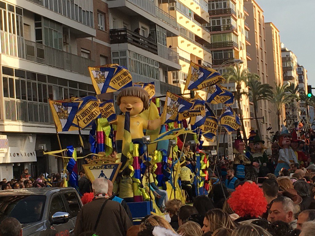 Suman 86 intoxicados y un muerto en Carnaval de Cádiz - CaoG2yvWwAEX7lI