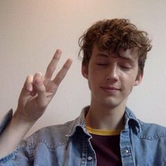 i haven't been on fl in a while but im back and a retweet would be nice💓