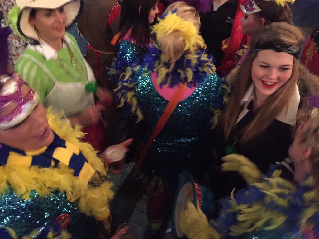 carnaballen's tweet photo. In afwachting van de prijsuitreiking! #carnavalinoss https://t.co/py18nPA8pG
