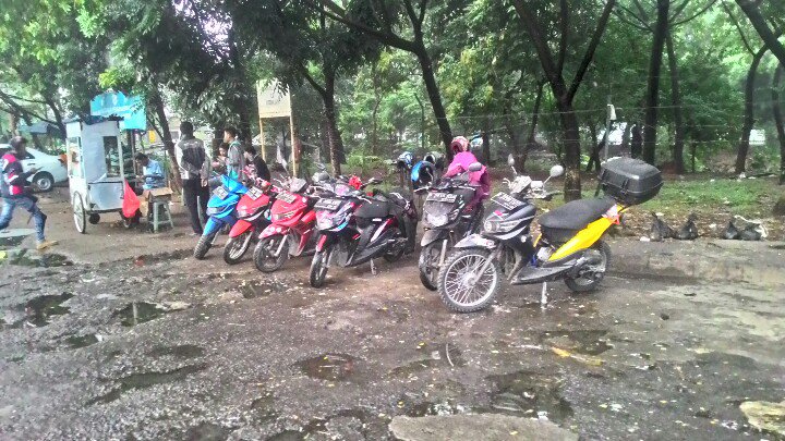Engga dimana-mana, parkir motornya rapih padahal lg sarapan wkw :p <a href="/SGCI_bekasi/">SGCI Chapter Bekasi</a> #SupportAnniv2ndSGT17