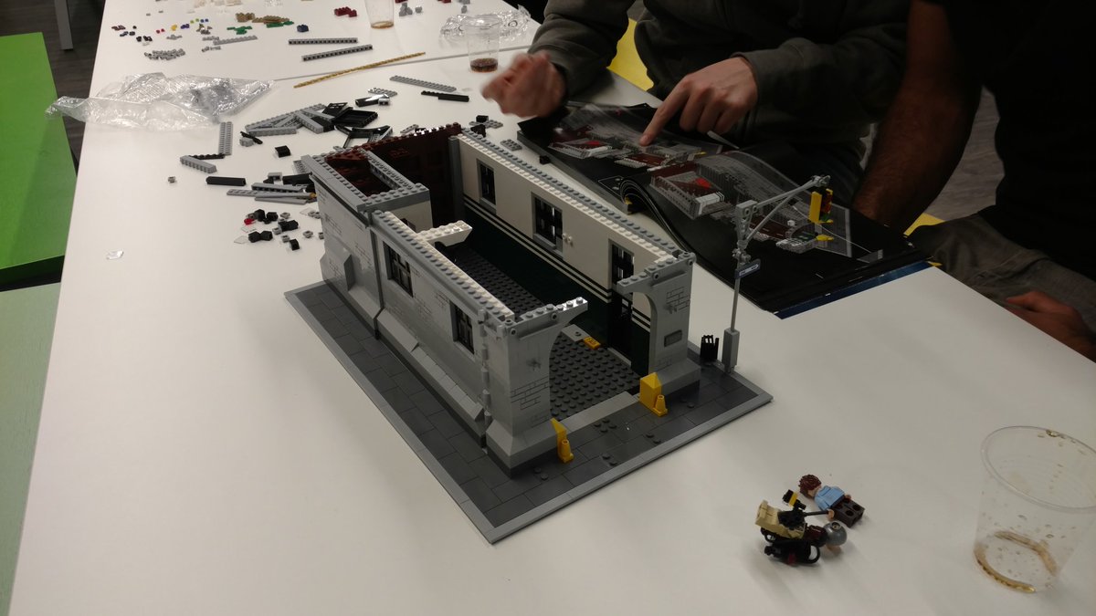YossiShmueli's tweet image. Under construction #SearsIL #LegoNight