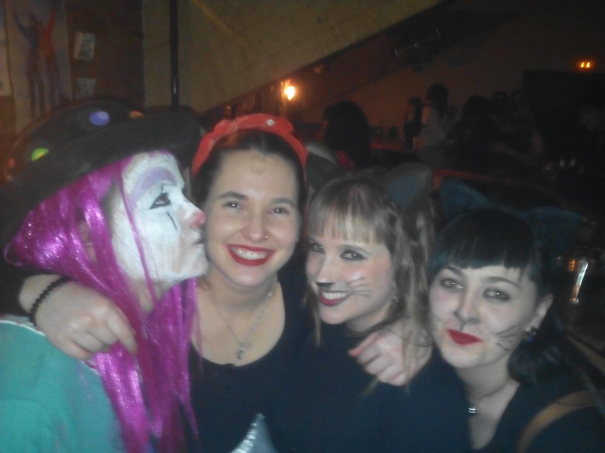 Hasta cerrar el chiringuito <a href="/VeronicaMercero/">veronica mercero</a> <a href="/Andreasanmi05/">Andrea San Miguel</a>