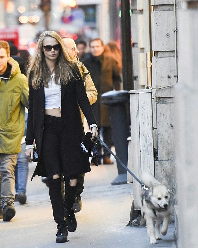 CARAUPDATE's tweet photo. #New | @Caradelevingne out in Paris. - February 6, 2016 #4 https://t.co/tlOCbkKl6T