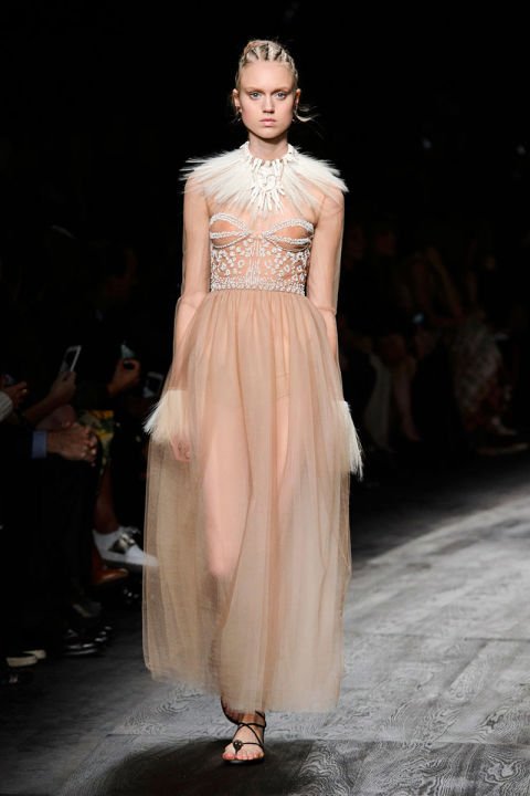 RedCarpetRumba's tweet photo. Una de #SpringTrends #2016 es #NewRomantics Checa este @MaisonValentino No mueres x tenerlo?
https://t.co/RRLUpYSawV https://t.co/gxxwhym7SY
