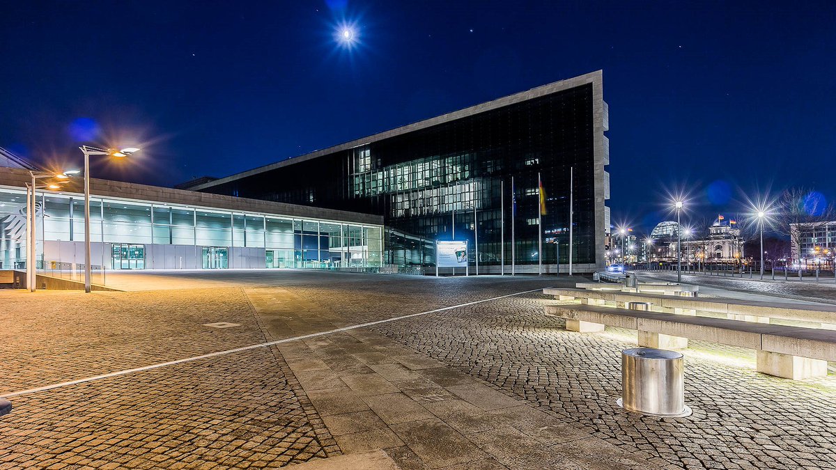 BerlinJeck's tweet photo. #blue #nighht in #berlin #streets https://t.co/Y5E30eqFY2