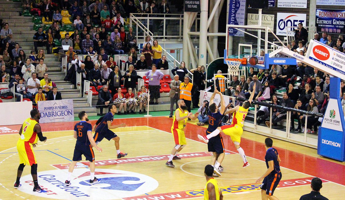 LaBarbote's tweet photo. #ProB : Retour sur la victoire de la @javcm_basket face à la @ChoraleRoanne #Derby https://t.co/u0KQAHShpv https://t.co/EFhvmfdqcI