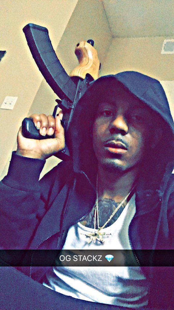 MacDeboStackz's tweet photo. OG STACKZ I KEEP MONEY π° AND GUNZ π« ON ME #YBG #CRG #KSG #FREEDEMGUYZ #OgStackz #CHOPPACHOPPA #MyLoveForGunz ππ« https://t.co/fvwtsEmt1H