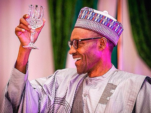 Asanwoblog's tweet photo. ‘I am in Charge of the Naira’, Buhari Tells BBC https://t.co/YEvagWn9cu https://t.co/d2H61YJkS6