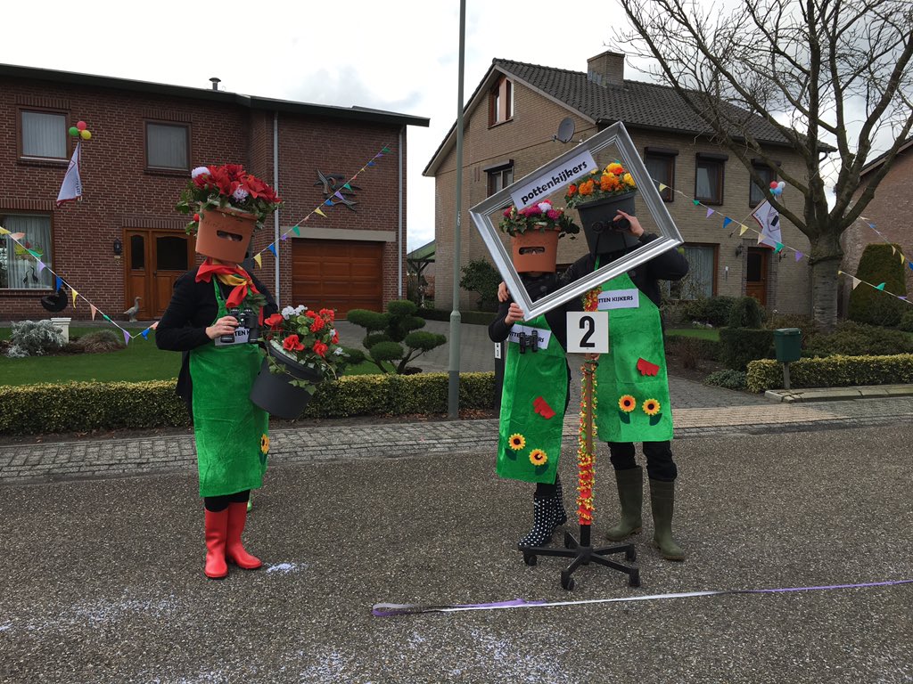 YJeuken's tweet photo. Vandaag mocht ik 'buitendorps' jurylid zijn bij de optocht van Vredepeel https://t.co/yieKYqvLK8