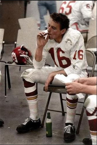 darrenrovell's tweet photo. Len Dawson smokes a cigarette &amp; drinks a Fresca at halftime of Super Bowl I (Credit: Billy Ray/TIME) https://t.co/POLvcBHAgr