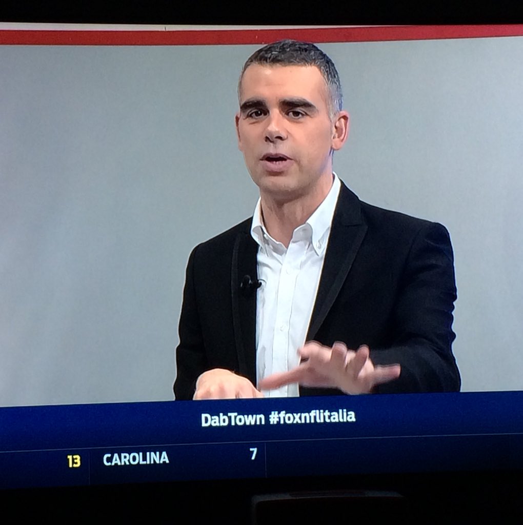 ManuelMonzani's tweet photo. Guardando #SuperBowl #SB50 su @FOXSportsIT. Mai troppi complimenti a Daniele "Cagnolone" #Caiola #FoxNflItalia https://t.co/DnhtbyXOmu