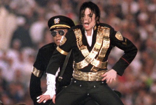 mental_floss's tweet photo. Michael Jackson's 1993 Super Bowl performance marked the first time network ratings went up during halftime. https://t.co/CzThOVscnp
