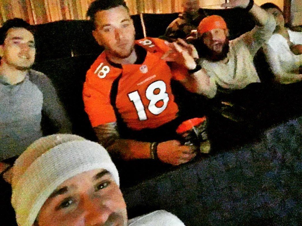 theluckyonerlts's tweet photo. With the dudes 👊🏈🍻 https://t.co/lBZoryhVle