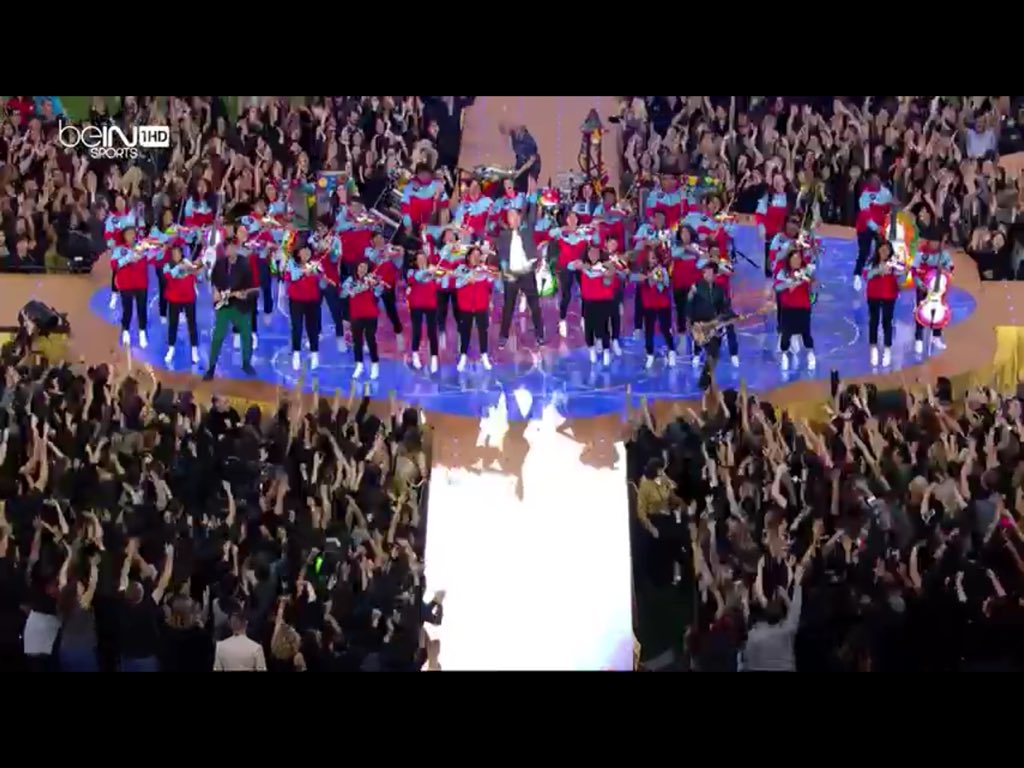 zebule's tweet photo. GÉANT #HalftimeShow #SB50 https://t.co/zz6mqxFJ3c