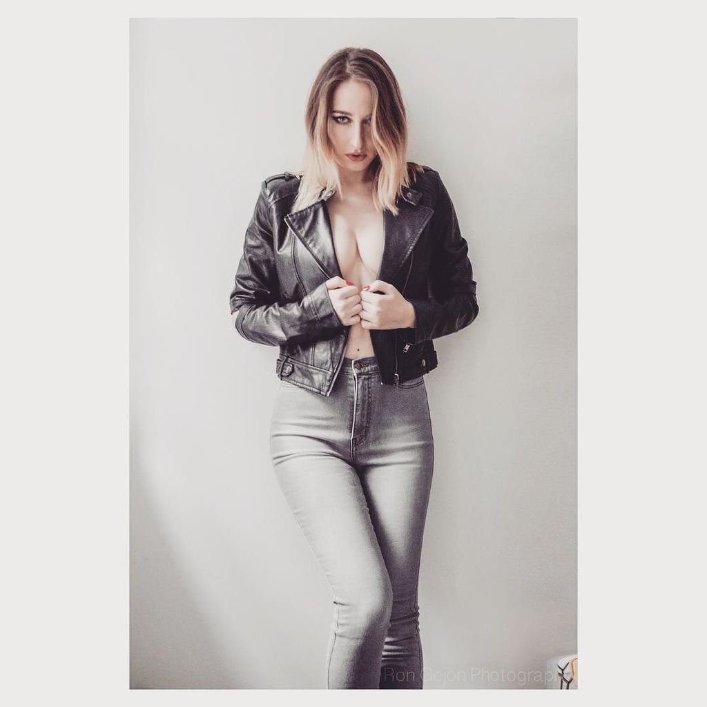 RonGejon's tweet photo. Happy Birthday to @lizziapple โบ๏ธ #RonGejonPhotography #LeatherJacket #ToplessImplied #Eyes #Model https://t.co/B1HkH7Ca95