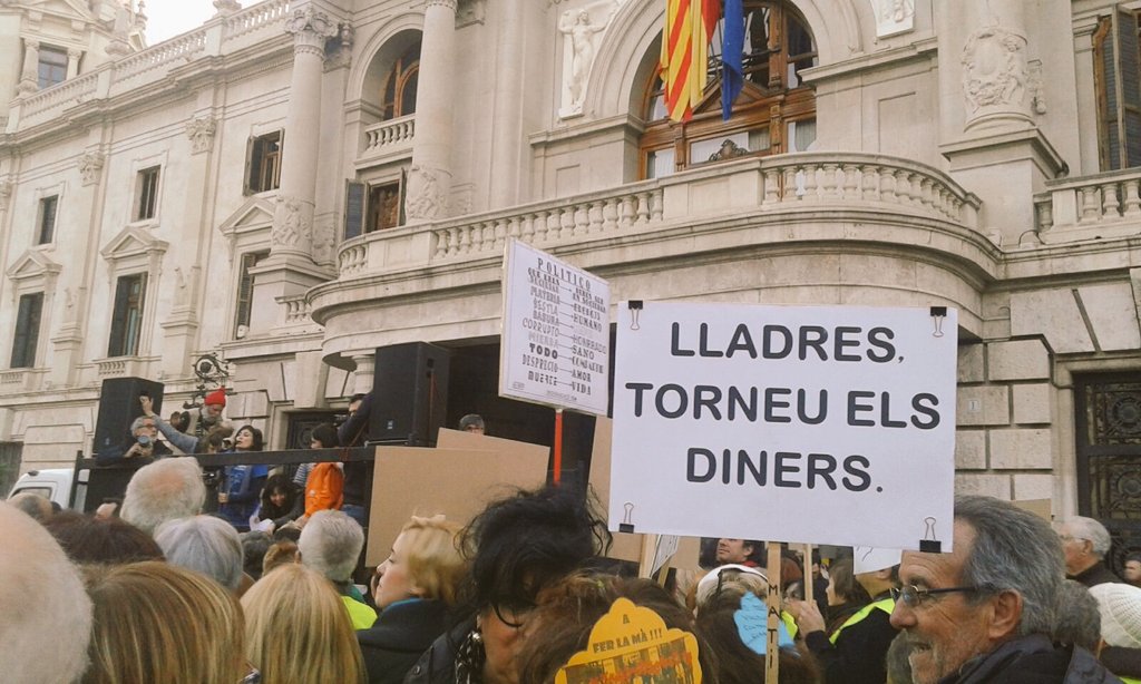 GatzaraUji's tweet photo. Fora corruptes del País Valencià, fora la mafia dels Països Catalans! #ContraLaCorrupcio (Foto: @FranPardo_) https://t.co/Bs3XApXGIh
