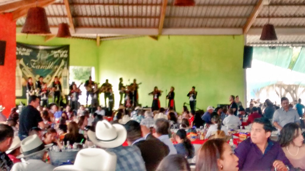 graciamichel's tweet photo. Restaurante El Farallón lleno total en domingo de #CarnavalAutlan2016 https://t.co/X3ARXimEUn