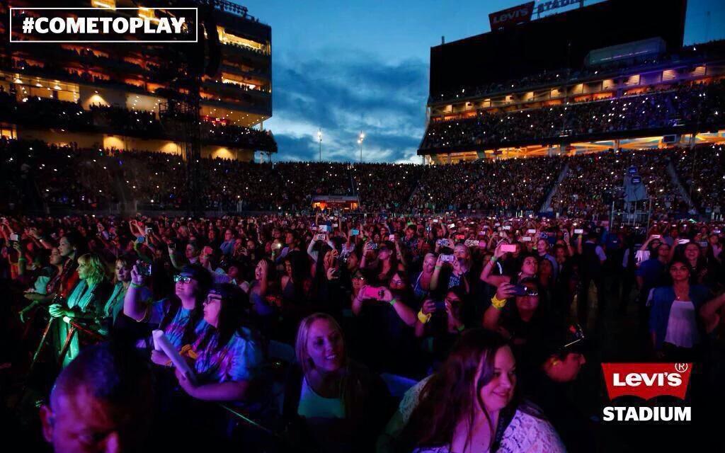 NO OFFENCE BUT ONE DIRECTION PLAYED THE LEVI'S STADIUM SOLD OUT IS THE SAME STADIUM AS THE SUPERBOWL TONIGHT