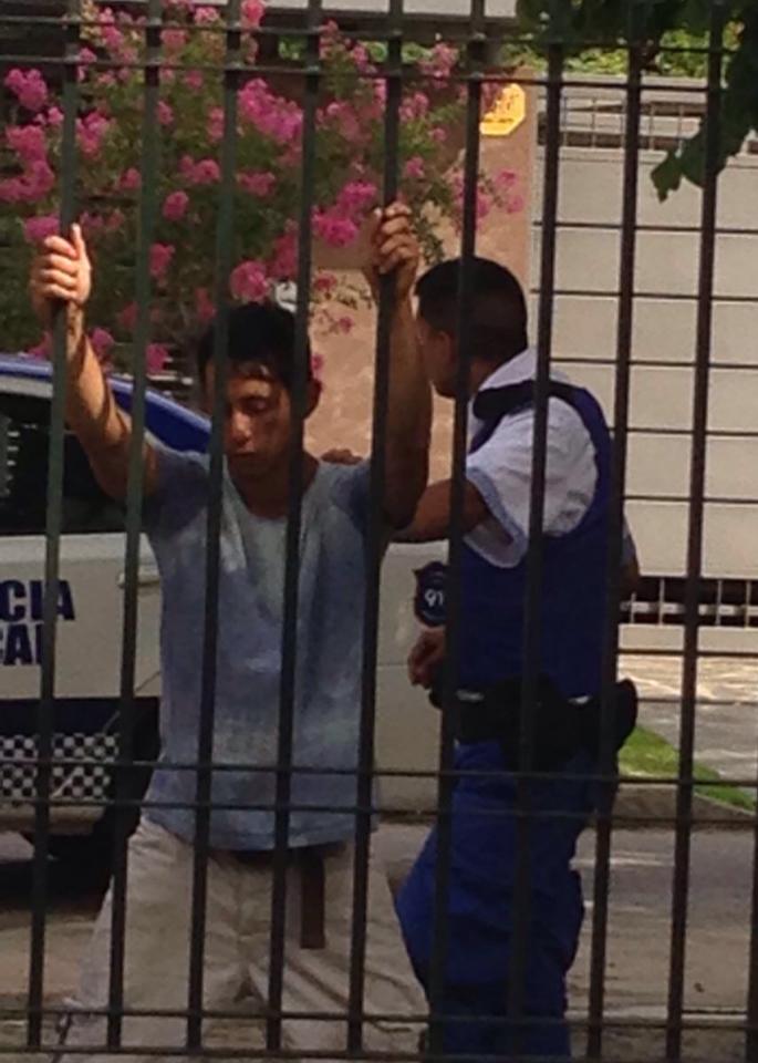 VecinosZona38's tweet photo. C. Bernardi entre Ferrari y Obligado los policías locales Jonatan y Rocío detuvieron a este ladrón, felicitaciones!! https://t.co/w9YZKcsJFw