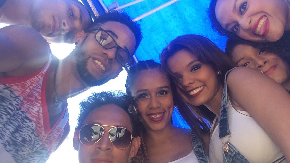 THETROOP507's tweet photo. Una antes del show 😂💃 https://t.co/kkQBwp9ar3
