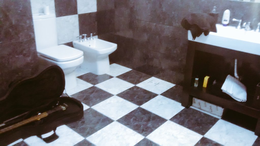 Macarruan's tweet photo. Flashando baño de estrella de rock 🎹🎸 https://t.co/Rcy9U0xgqq