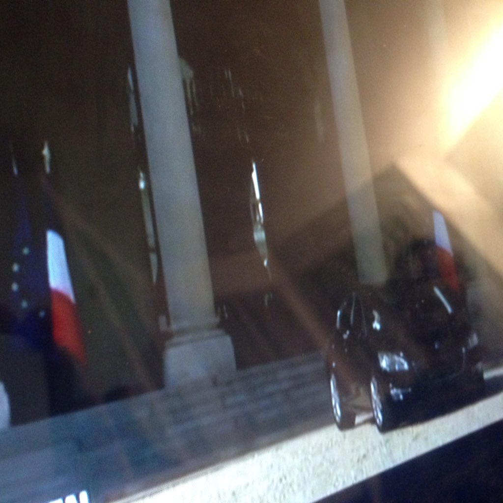 fxmenage's tweet photo. 6 millions €/an : l'argent public mis à disposition des ex-presidents. Secrétaires, logement, voiture 
#capital @M6 https://t.co/NeHrstTKmy