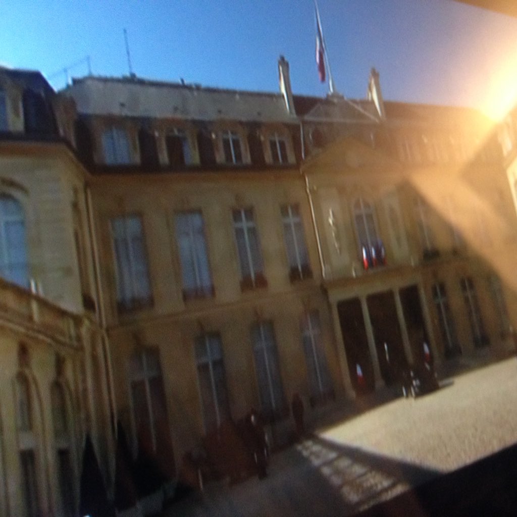 fxmenage's tweet photo. 6 millions €/an : l'argent public mis à disposition des ex-presidents. Secrétaires, logement, voiture 
#capital @M6 https://t.co/NeHrstTKmy