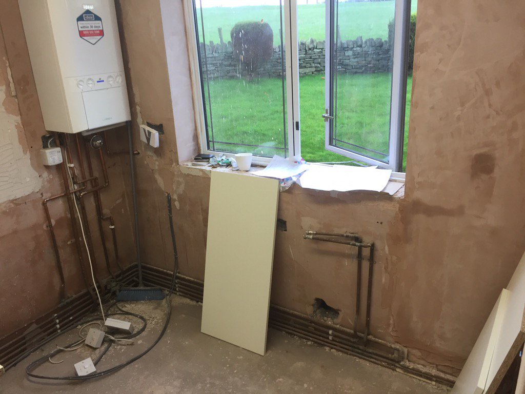 tbjandp's tweet photo. Small U-shaped kitchen (Before) https://t.co/XGvUBUKrLZ
