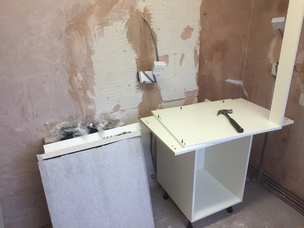 tbjandp's tweet photo. Small U-shaped kitchen (Before) https://t.co/XGvUBUKrLZ