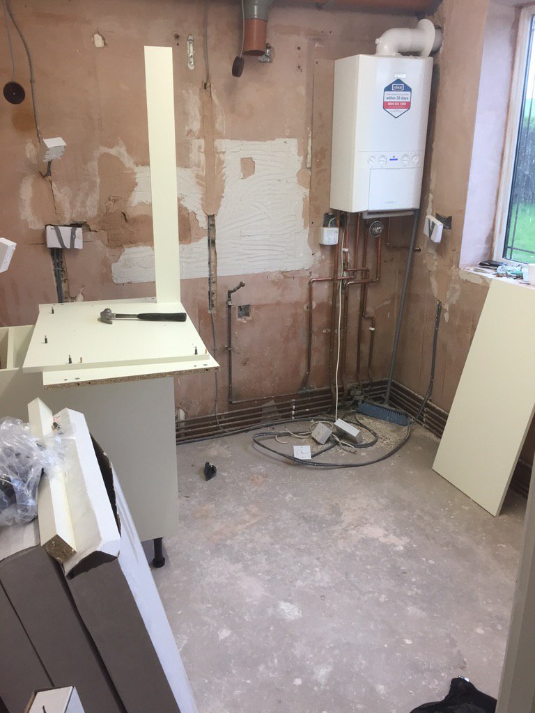 tbjandp's tweet photo. Small U-shaped kitchen (Before) https://t.co/XGvUBUKrLZ