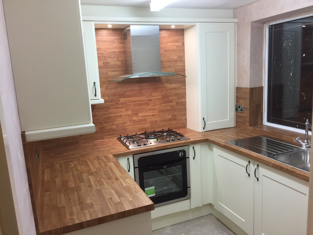 tbjandp's tweet photo. Small U-shaped kitchen with integrated appliances and butchers block laminate worktops/splashback #sheffieldissuper https://t.co/Wi7r2umrpb