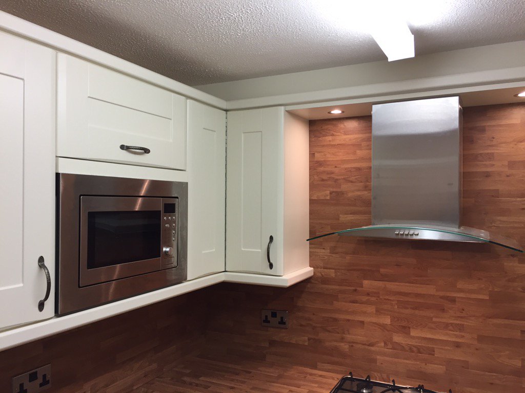 tbjandp's tweet photo. Small U-shaped kitchen with integrated appliances and butchers block laminate worktops/splashback #sheffieldissuper https://t.co/Wi7r2umrpb