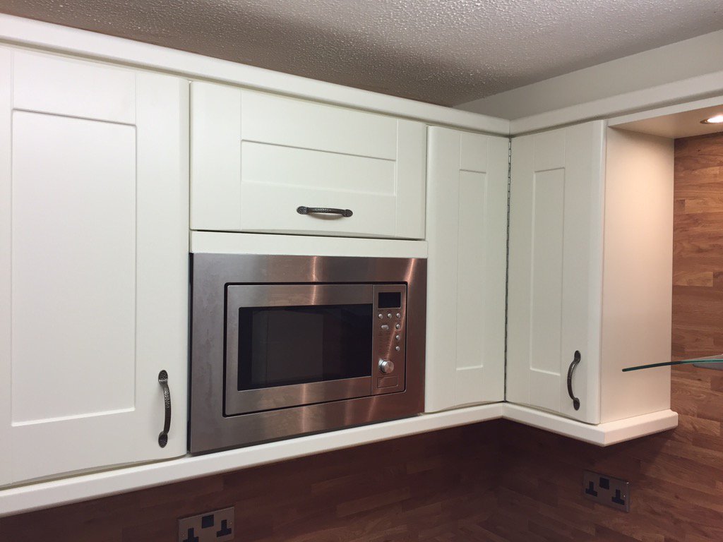tbjandp's tweet photo. Small U-shaped kitchen with integrated appliances and butchers block laminate worktops/splashback #sheffieldissuper https://t.co/Wi7r2umrpb