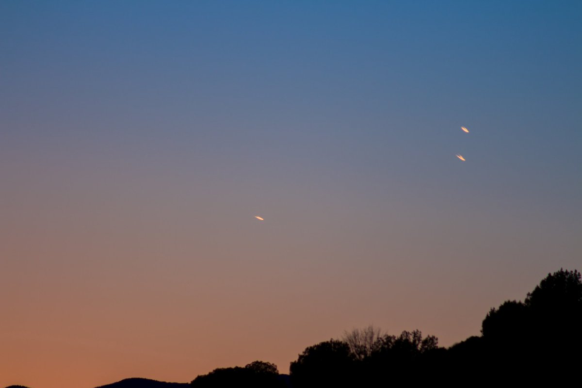 RabbitHoleAstro's tweet photo. UFO over Sedona? Maybe Swamp gas from a weather balloon trapped in a thermal pocket and reflecting light from Venus. https://t.co/apuk77qSMb