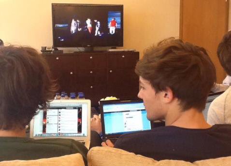 carrot_carrot7's tweet photo. ШОООГ!!1!
У них там Иванушки в телике.
ГРИГОРЬЕВ, ТЫ ДУМАЛ Я НЕ СПАЛЮ ТВОЕ РЫЖЕЕ ОДЕЯНИЕ?!
#OneDBestFan2016 https://t.co/6qzUGPifwd
