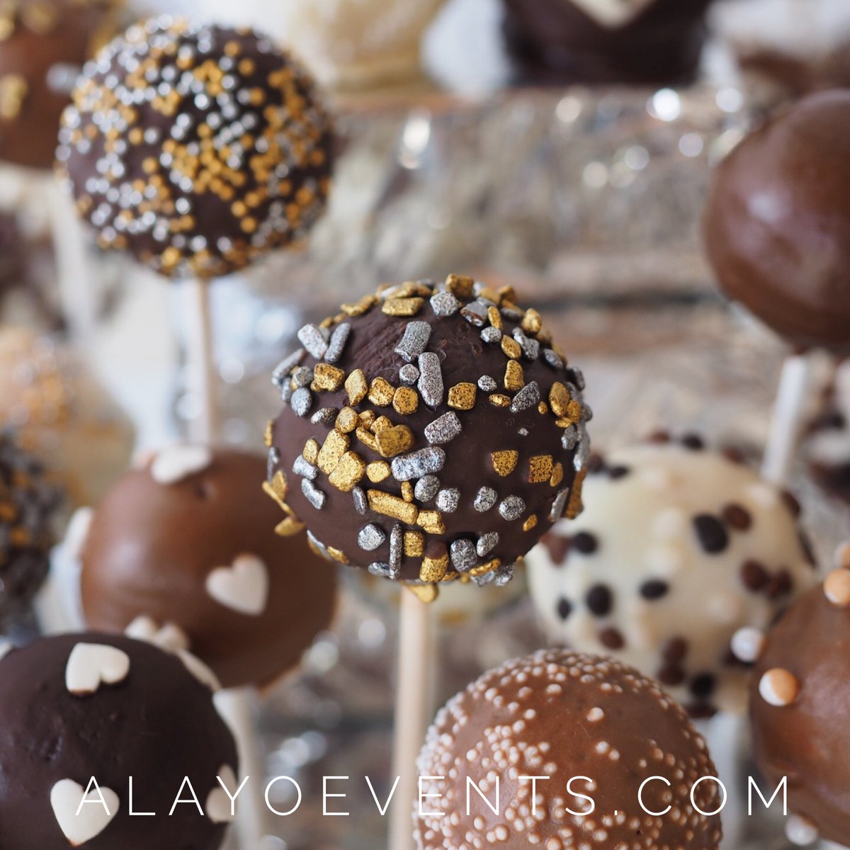 alayoevents's tweet photo. A little #glitter and #cakepops become #wedding #dessert or #favors! https://t.co/tVqWiUYvZU