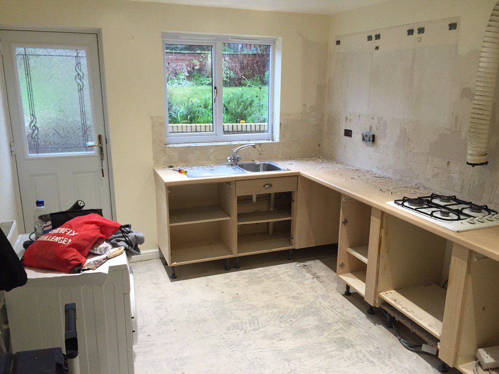 tbjandp's tweet photo. Large U-shaped kitchen (Before) https://t.co/sKmZW0GWsX