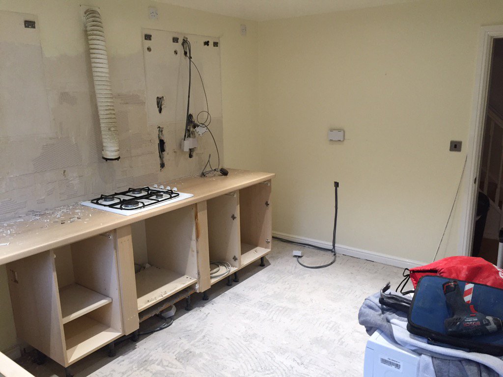 tbjandp's tweet photo. Large U-shaped kitchen (Before) https://t.co/sKmZW0GWsX