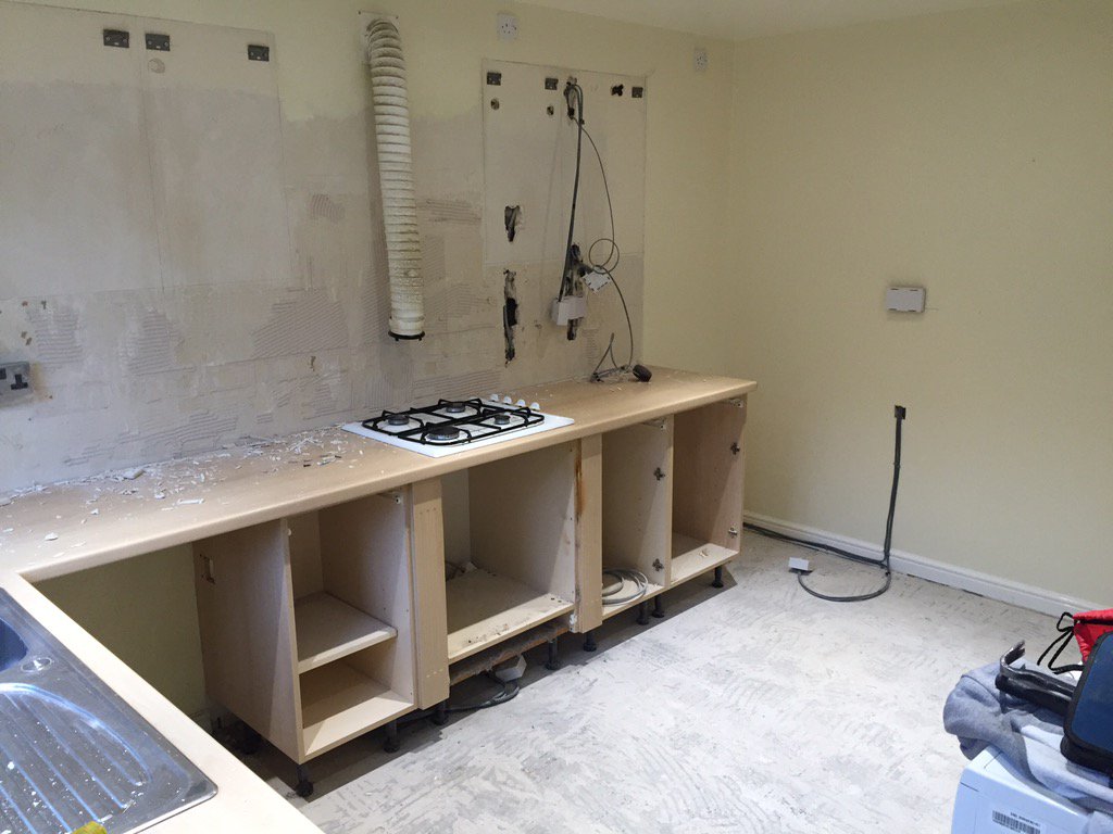 tbjandp's tweet photo. Large U-shaped kitchen (Before) https://t.co/sKmZW0GWsX
