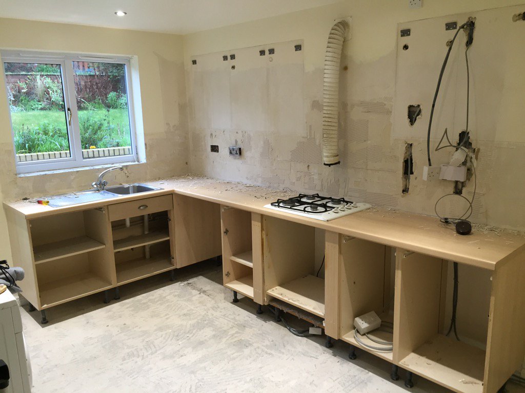 tbjandp's tweet photo. Large U-shaped kitchen (Before) https://t.co/sKmZW0GWsX
